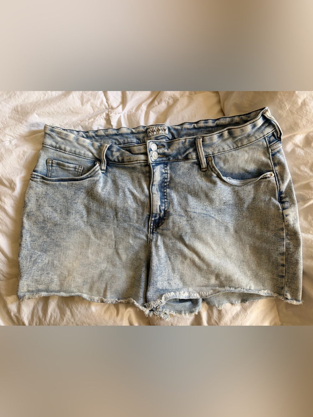 Ava & Viv 20W Light Wash High-Rise Denim Shorts